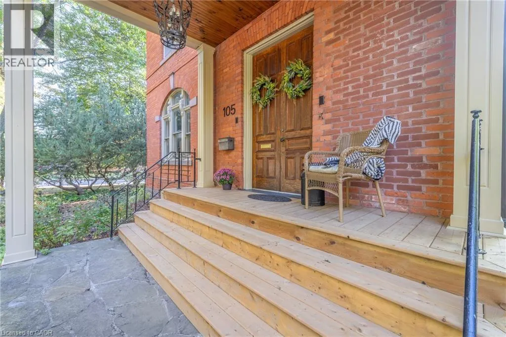 105 VANSITTART Avenue