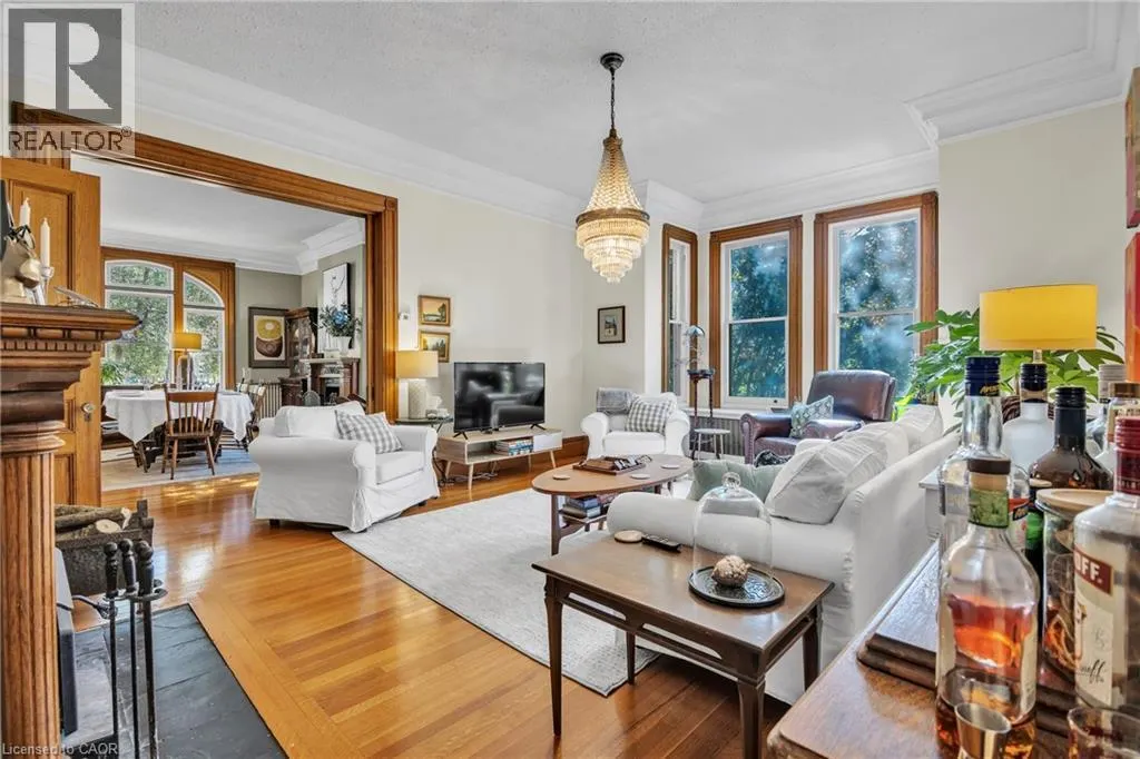 105 VANSITTART Avenue