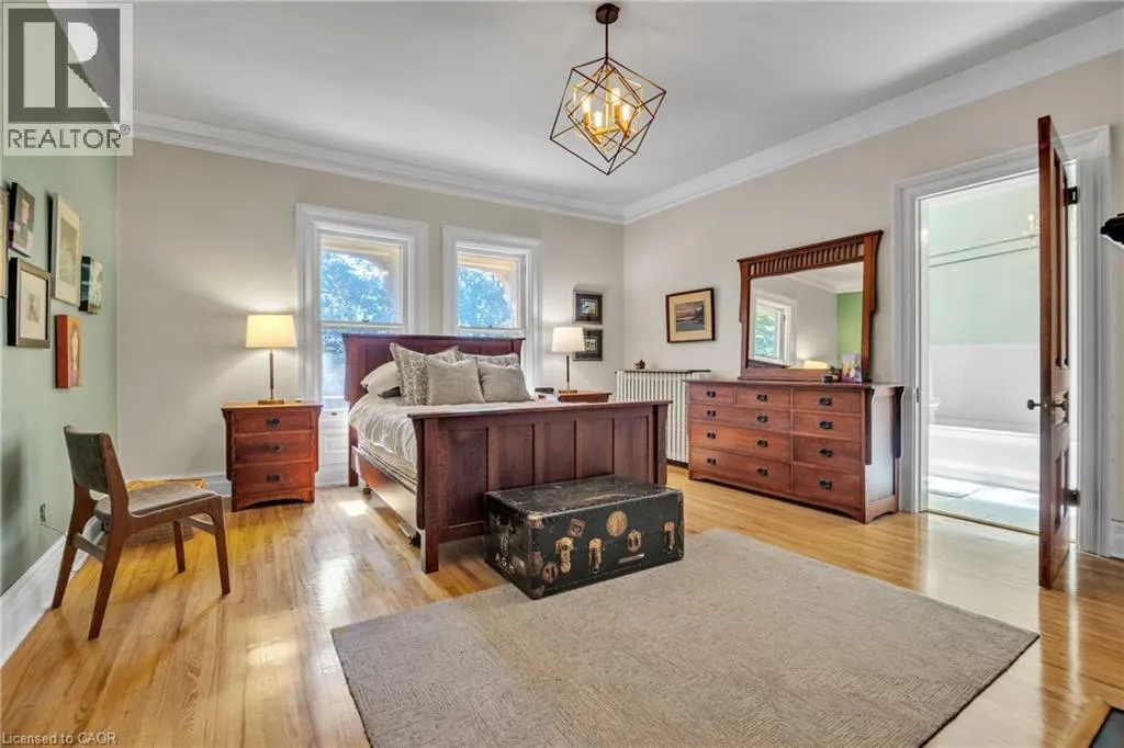105 VANSITTART Avenue