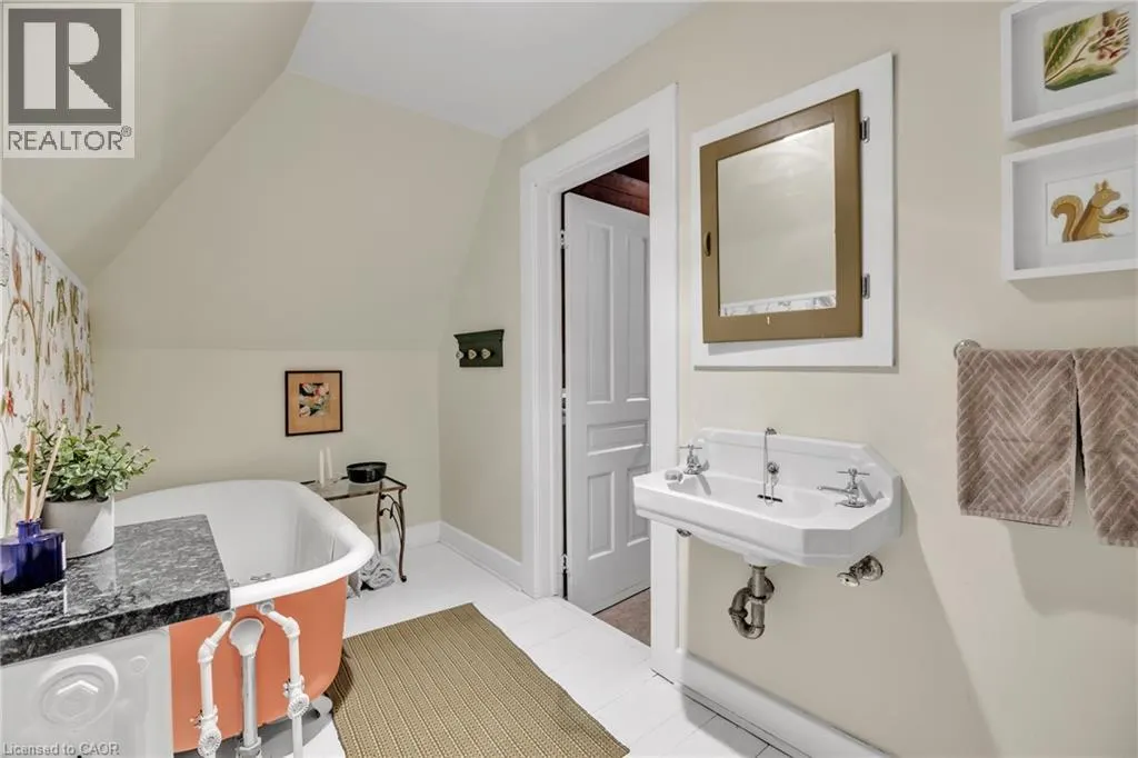105 VANSITTART Avenue