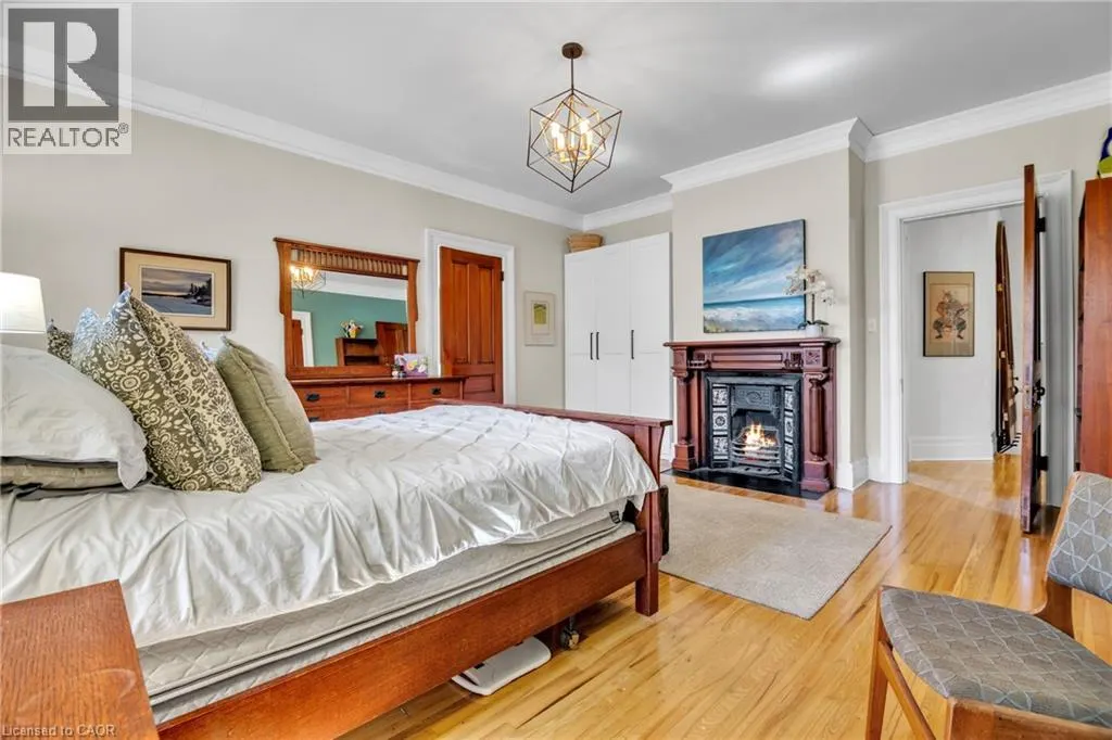105 VANSITTART Avenue