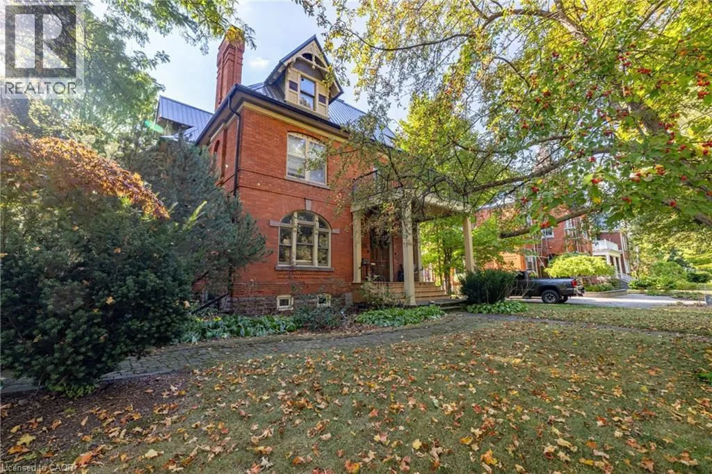 105 VANSITTART Avenue