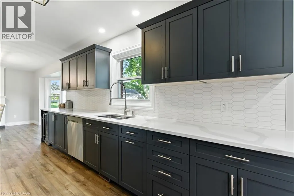 31 PEEL Street E
