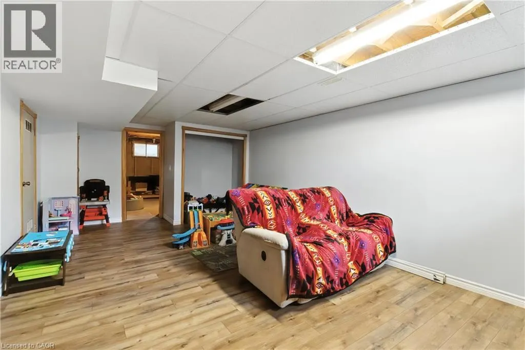 31 PEEL Street E