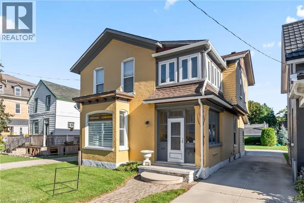 439 MAIN Street W