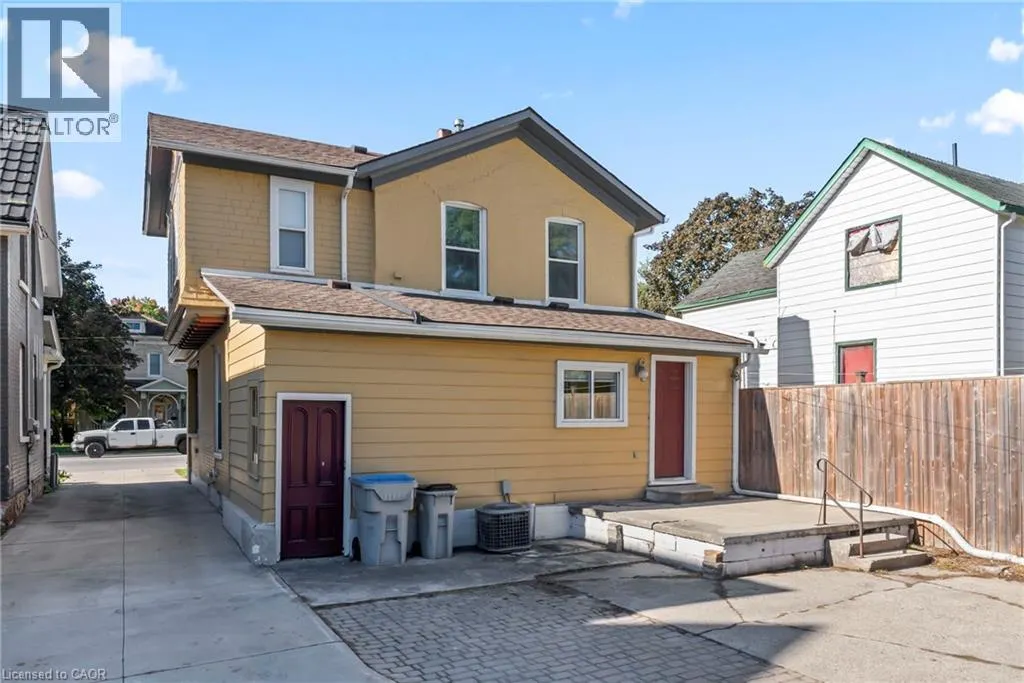 439 MAIN Street W
