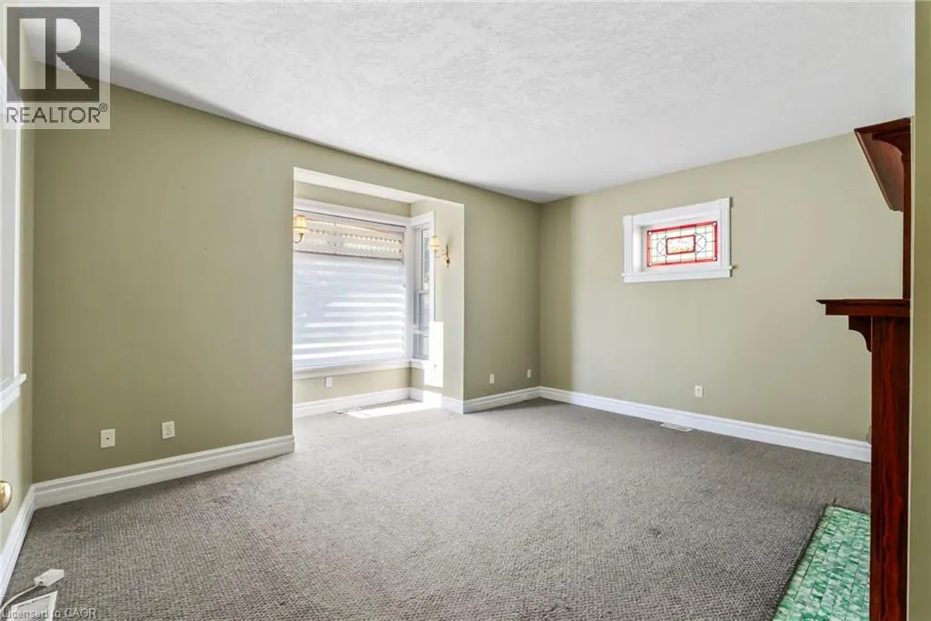 439 MAIN Street W