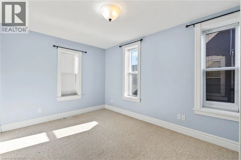 439 MAIN Street W