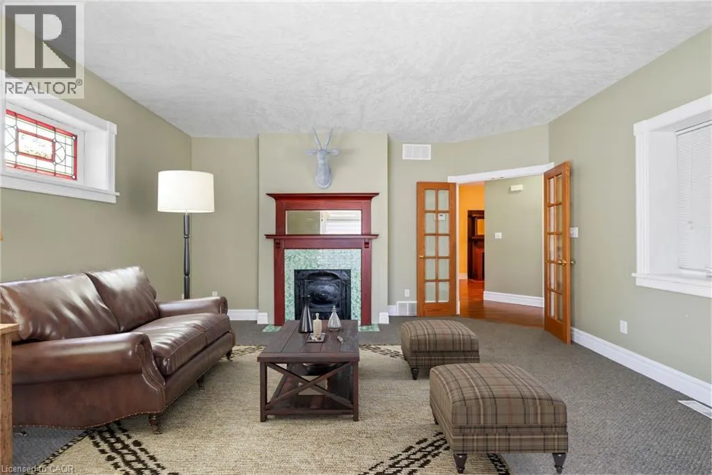 439 MAIN Street W