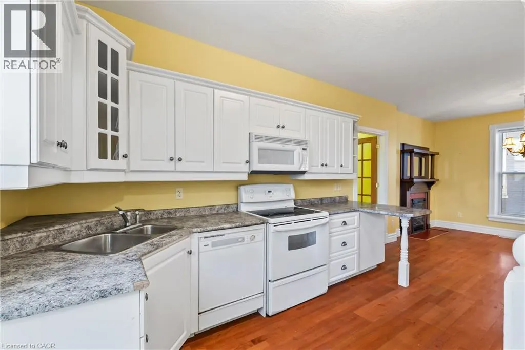 439 MAIN Street W