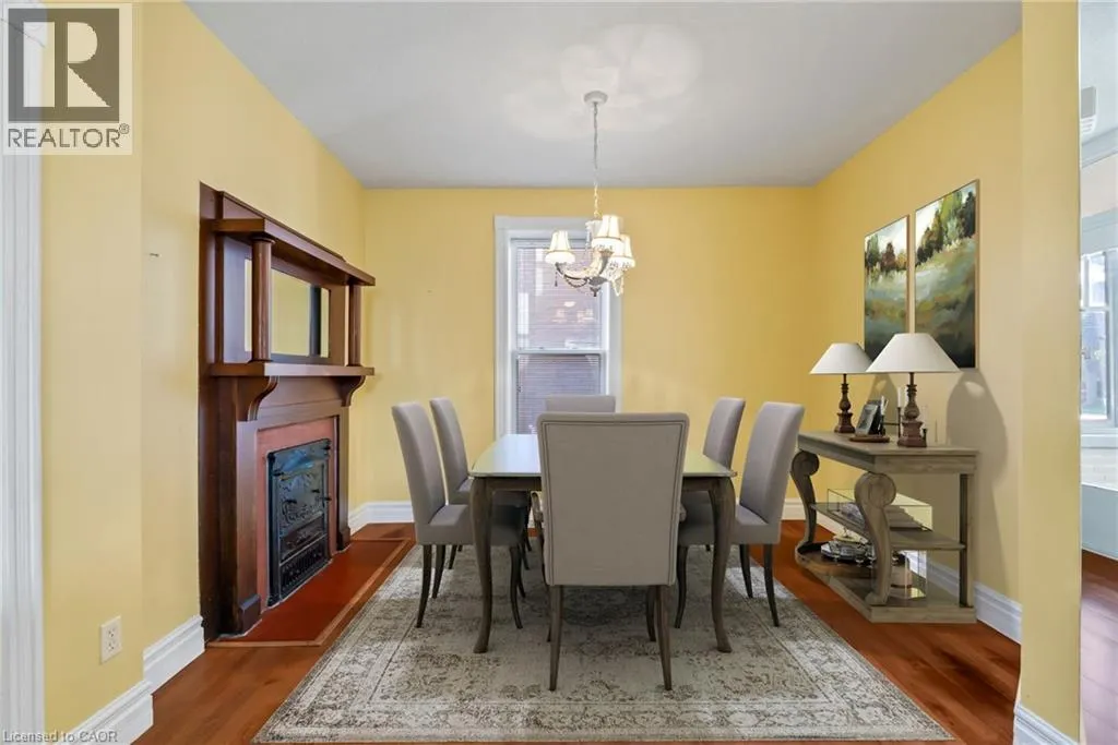439 MAIN Street W