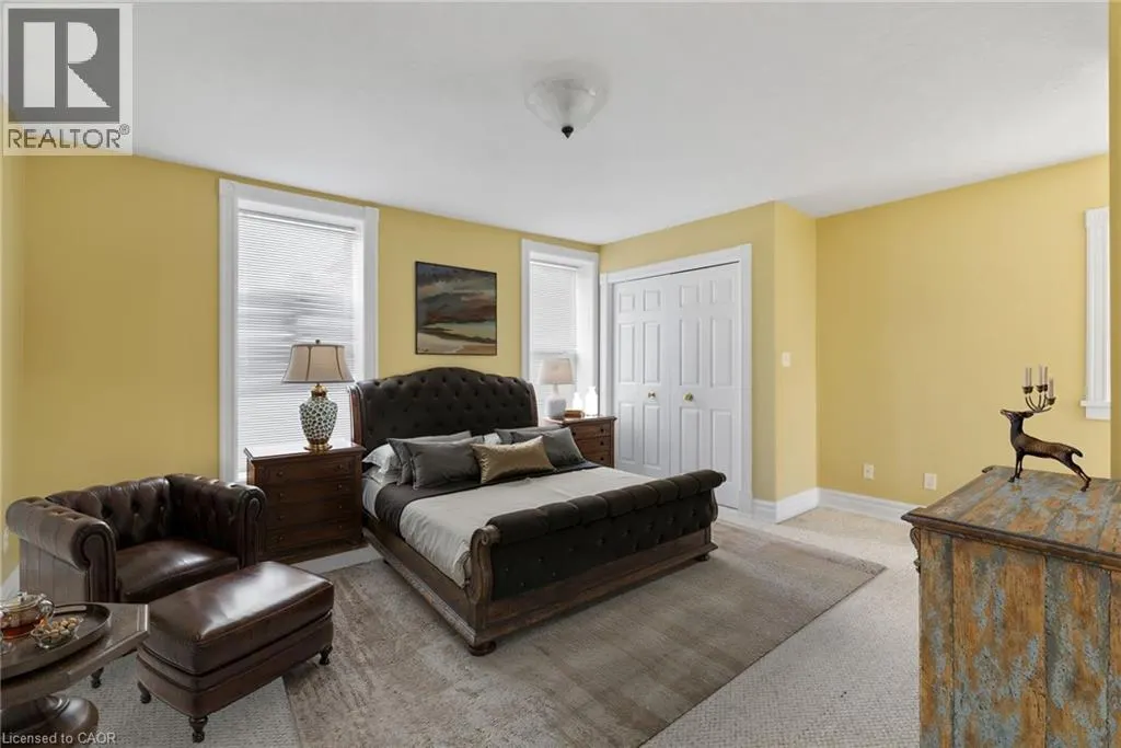 439 MAIN Street W