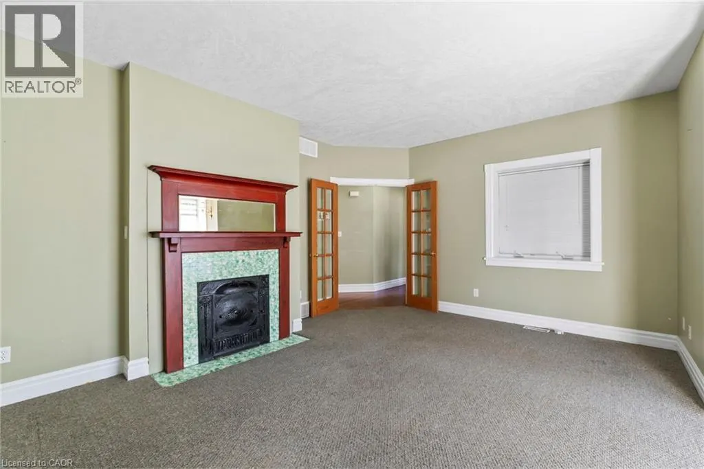 439 MAIN Street W
