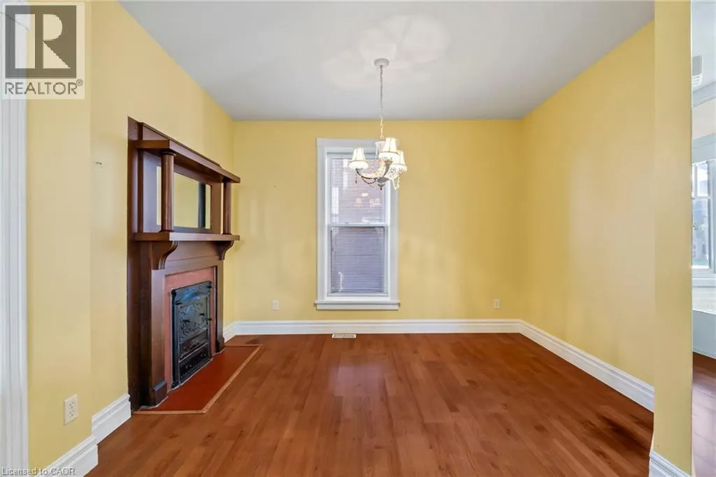 439 MAIN Street W
