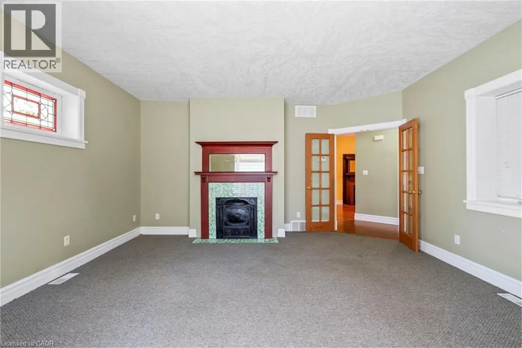 439 MAIN Street W