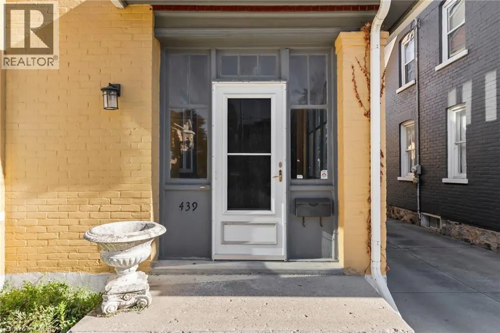 439 MAIN Street W