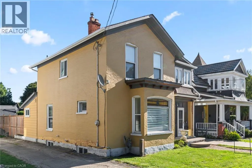 439 MAIN Street W