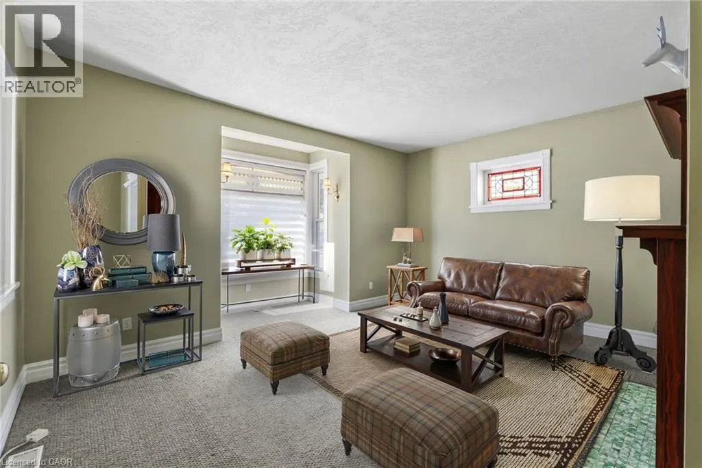 439 MAIN Street W