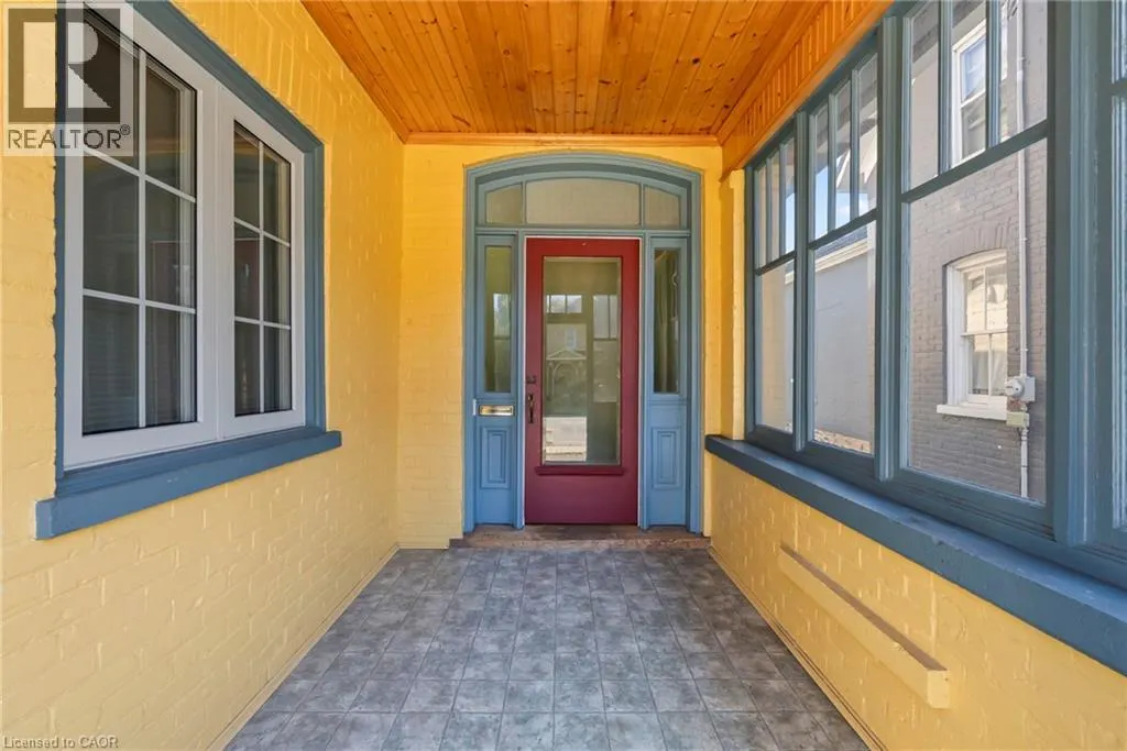 439 MAIN Street W