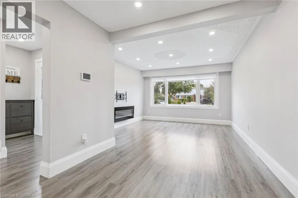 122 MOOREGATE Crescent
