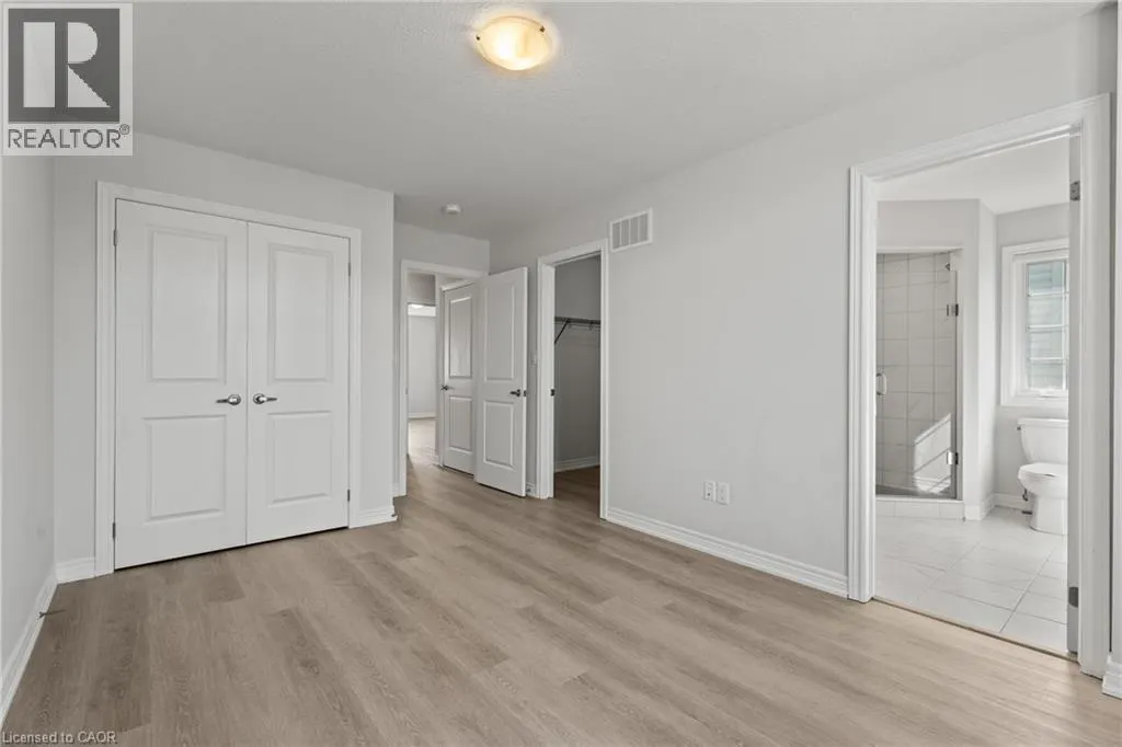 8 LINDEN PARK Lane