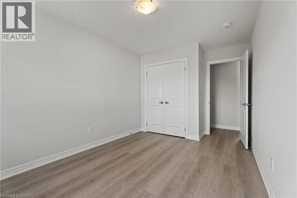 8 LINDEN PARK Lane