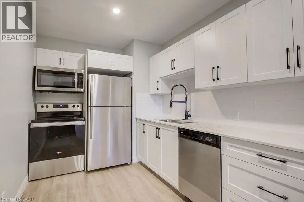 421 DUNDAS Street