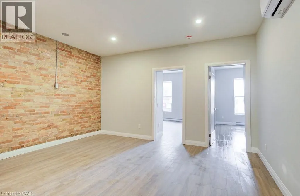 421 DUNDAS Street