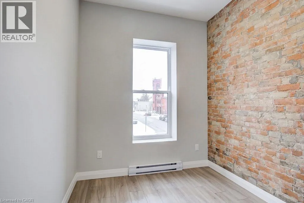 421 DUNDAS Street