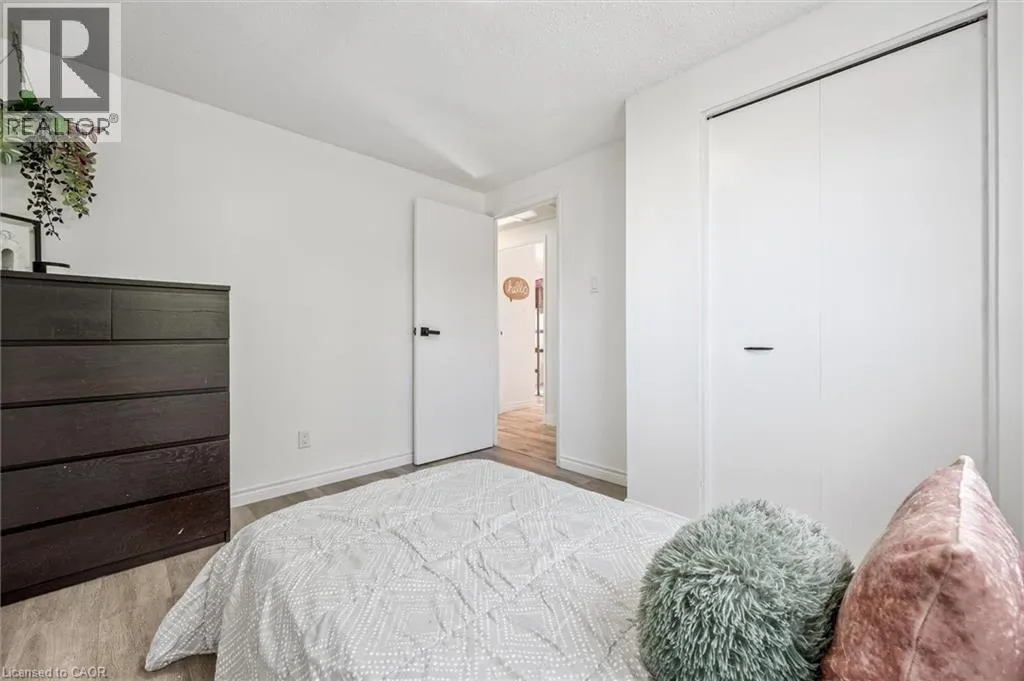 10 BROKEN OAK Crescent