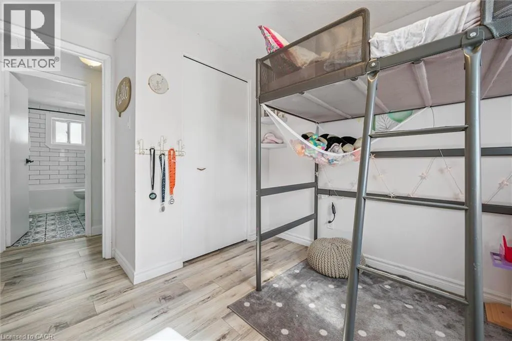 10 BROKEN OAK Crescent