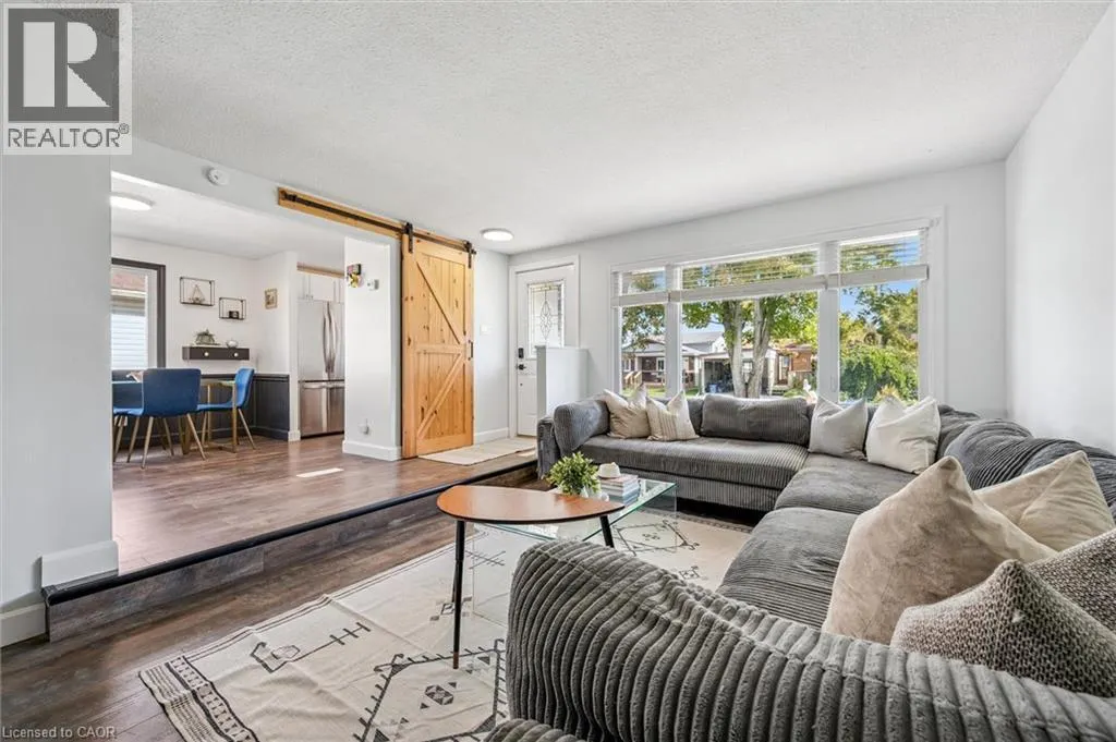 10 BROKEN OAK Crescent