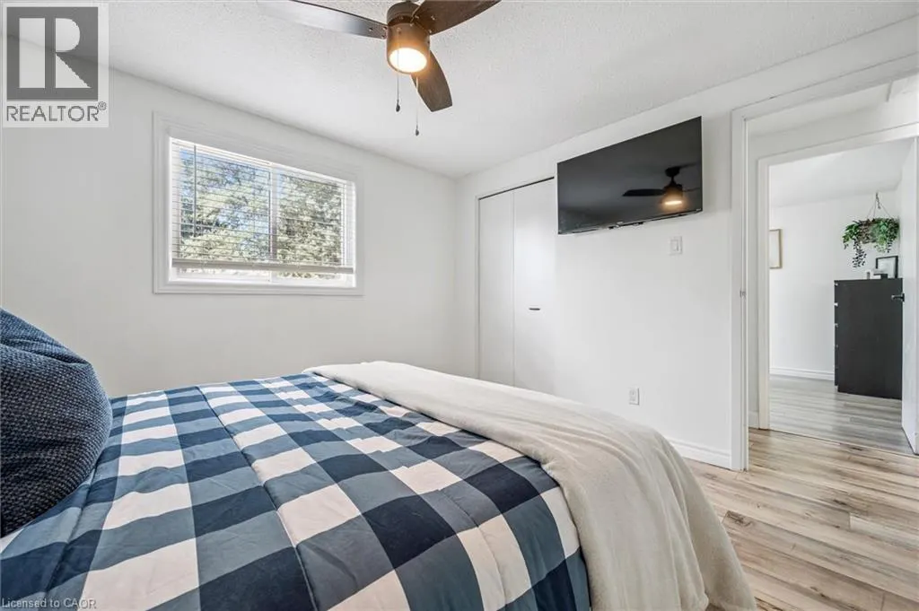 10 BROKEN OAK Crescent