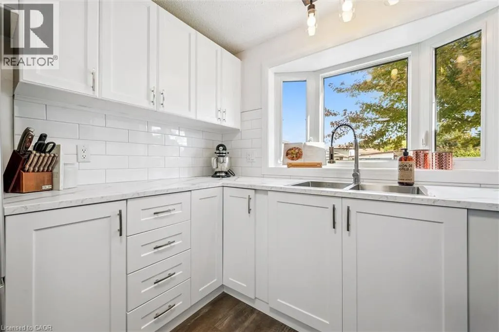 10 BROKEN OAK Crescent