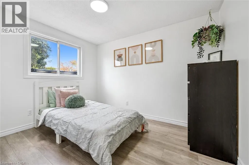 10 BROKEN OAK Crescent