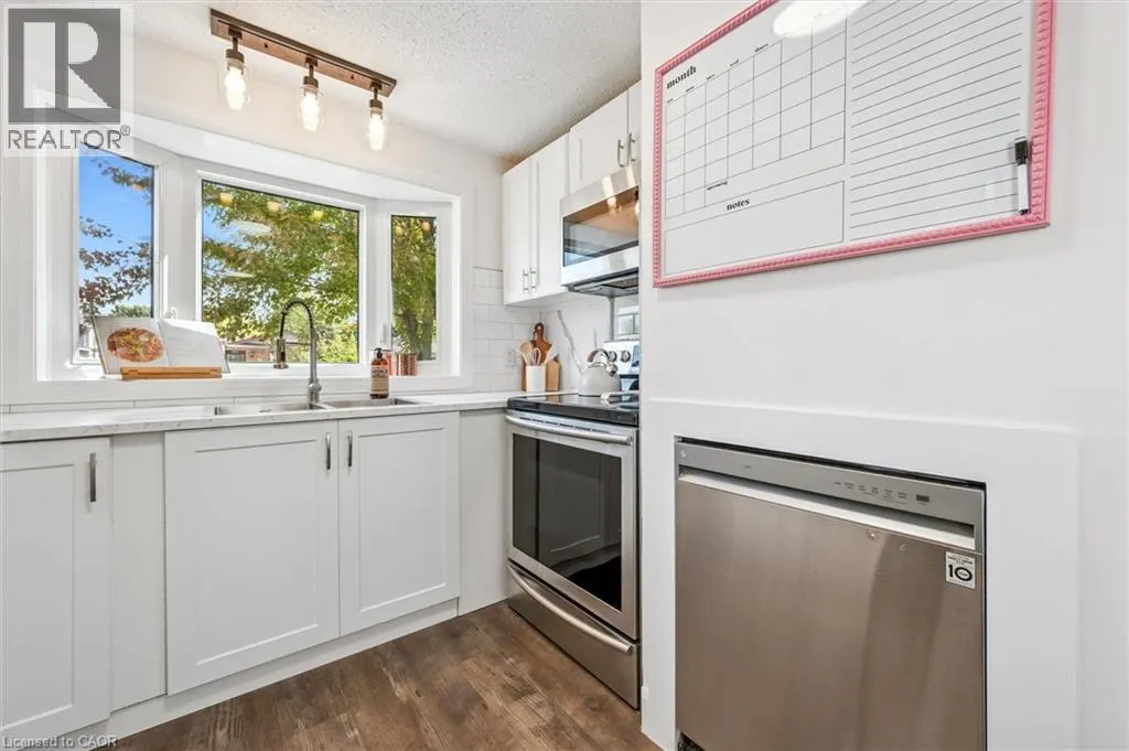 10 BROKEN OAK Crescent