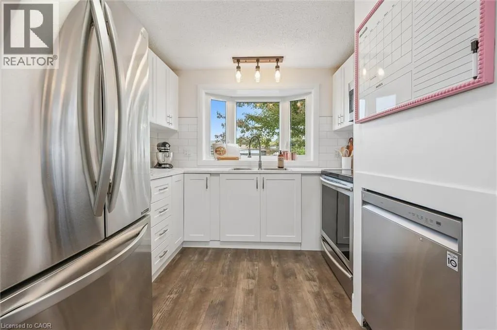 10 BROKEN OAK Crescent