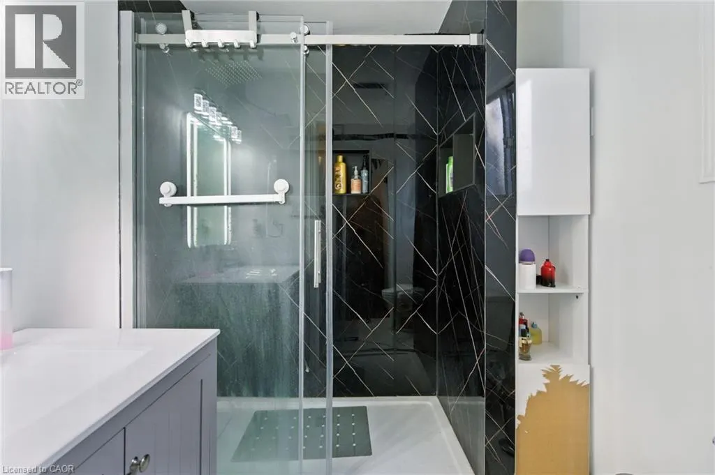 200 WOODHAVEN Place Unit# Upper, #Upper