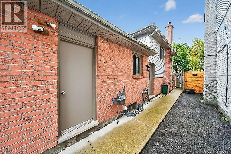 82 AYLMER Crescent