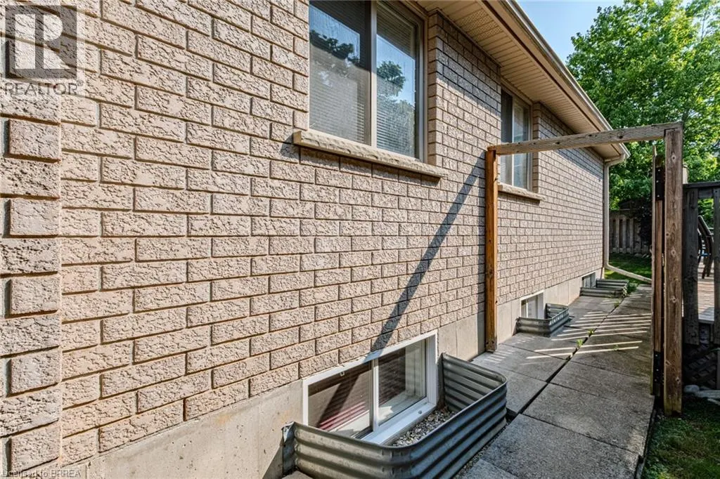 26 MACDONALD Crescent
