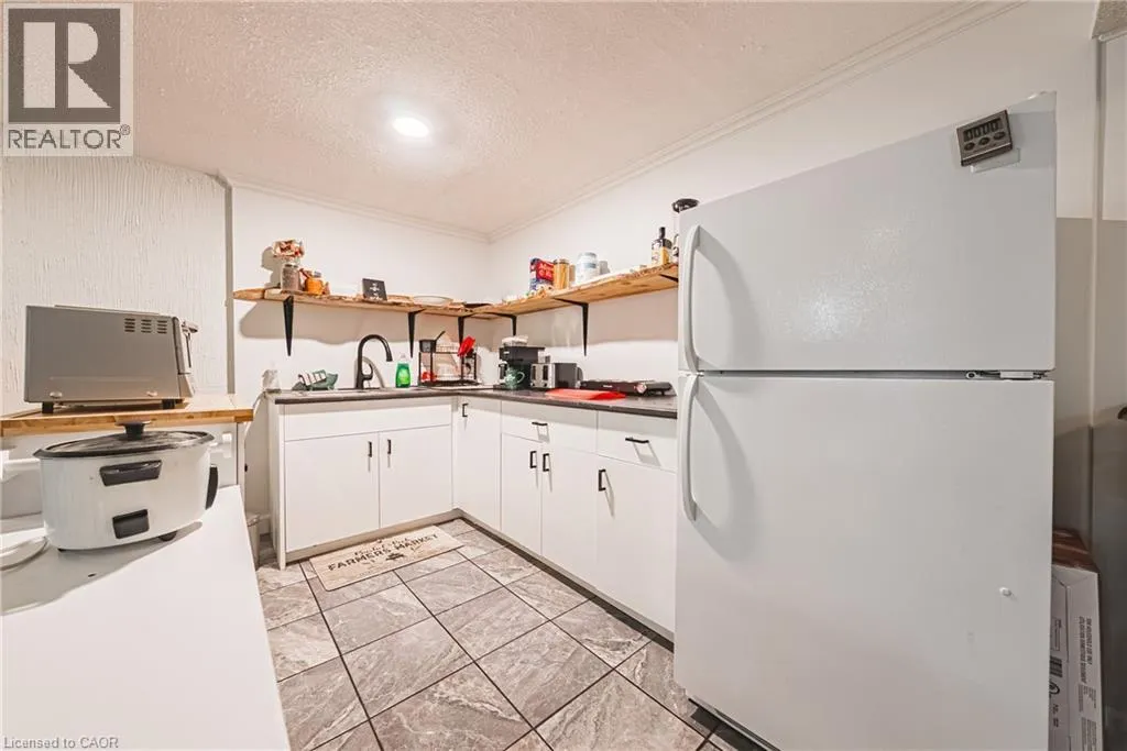 44 BILLINGTON Crescent