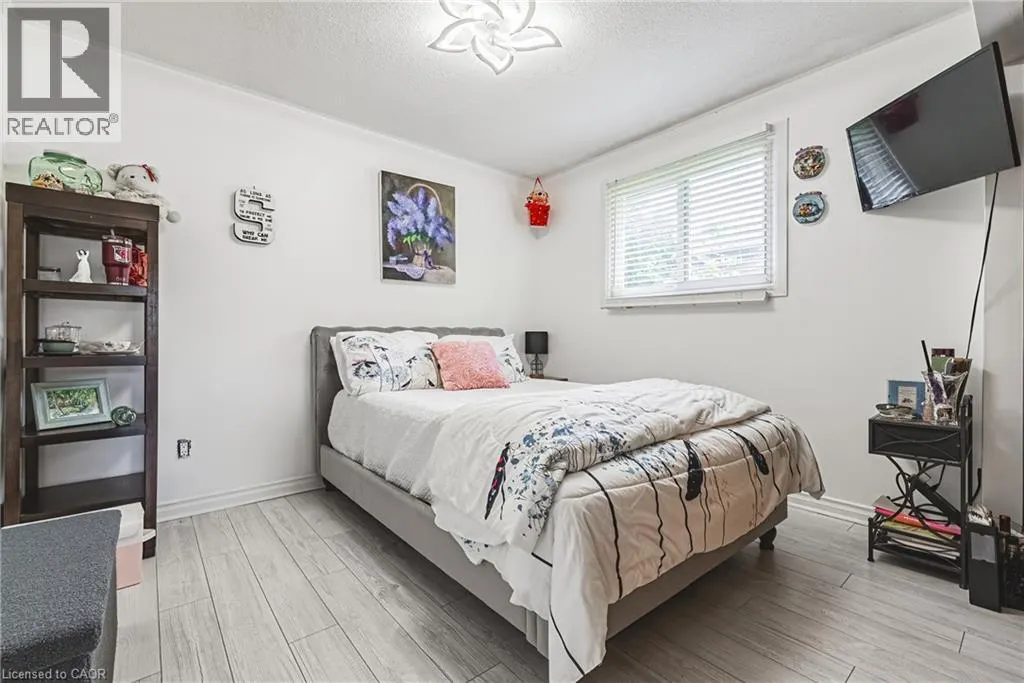 44 BILLINGTON Crescent
