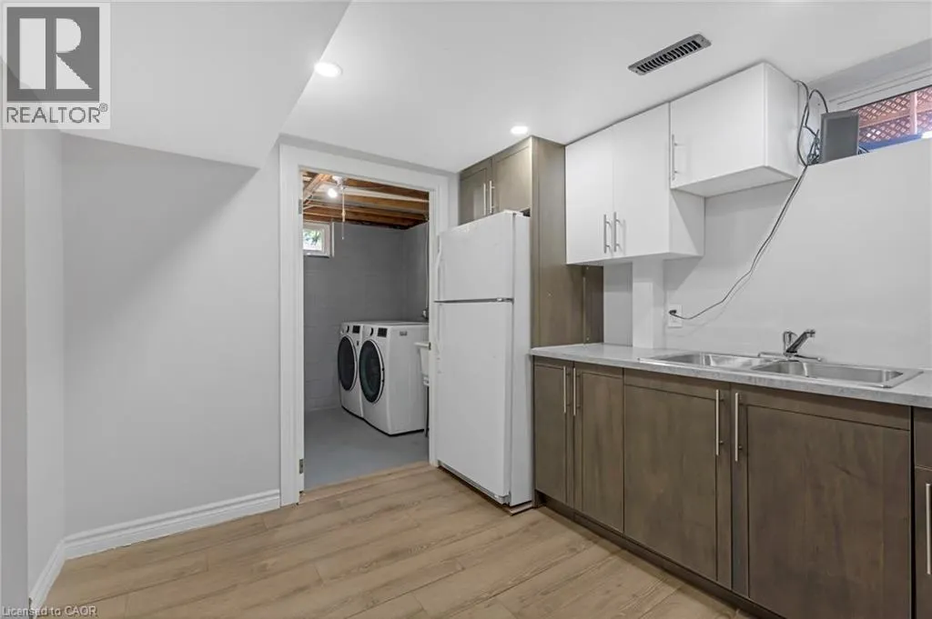879 UPPER SHERMAN Avenue