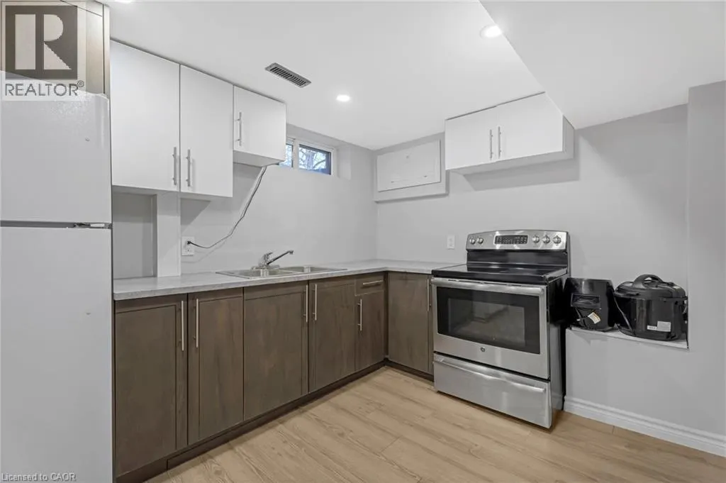 879 UPPER SHERMAN Avenue