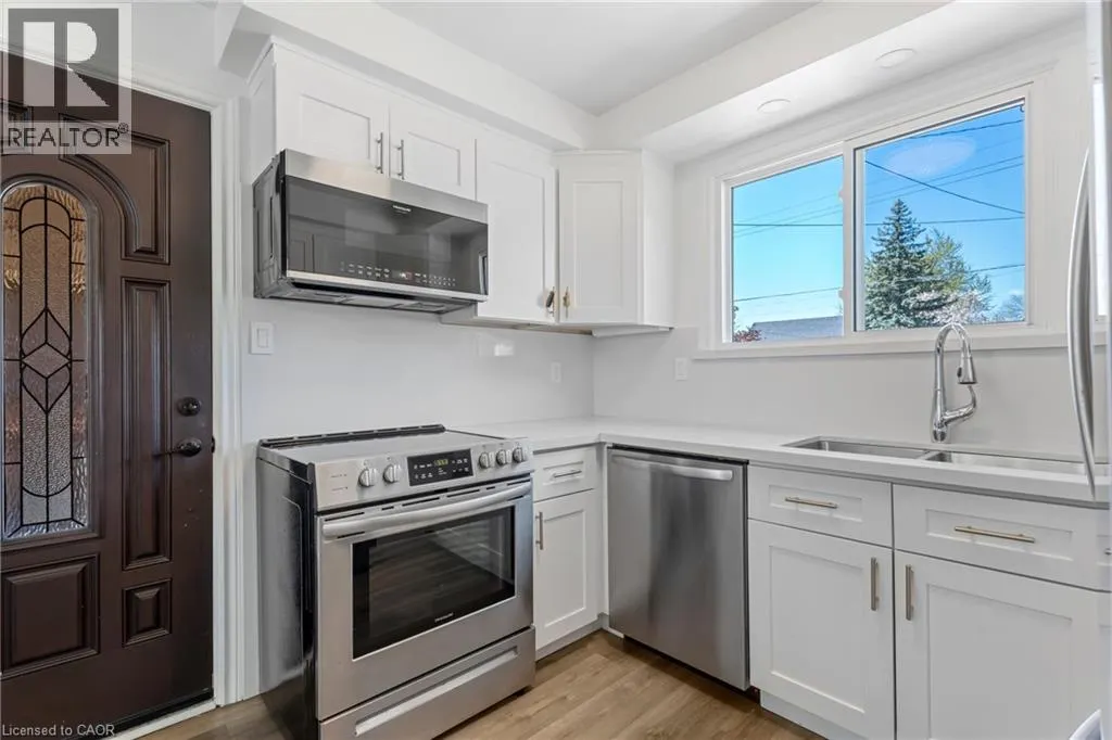 879 UPPER SHERMAN Avenue