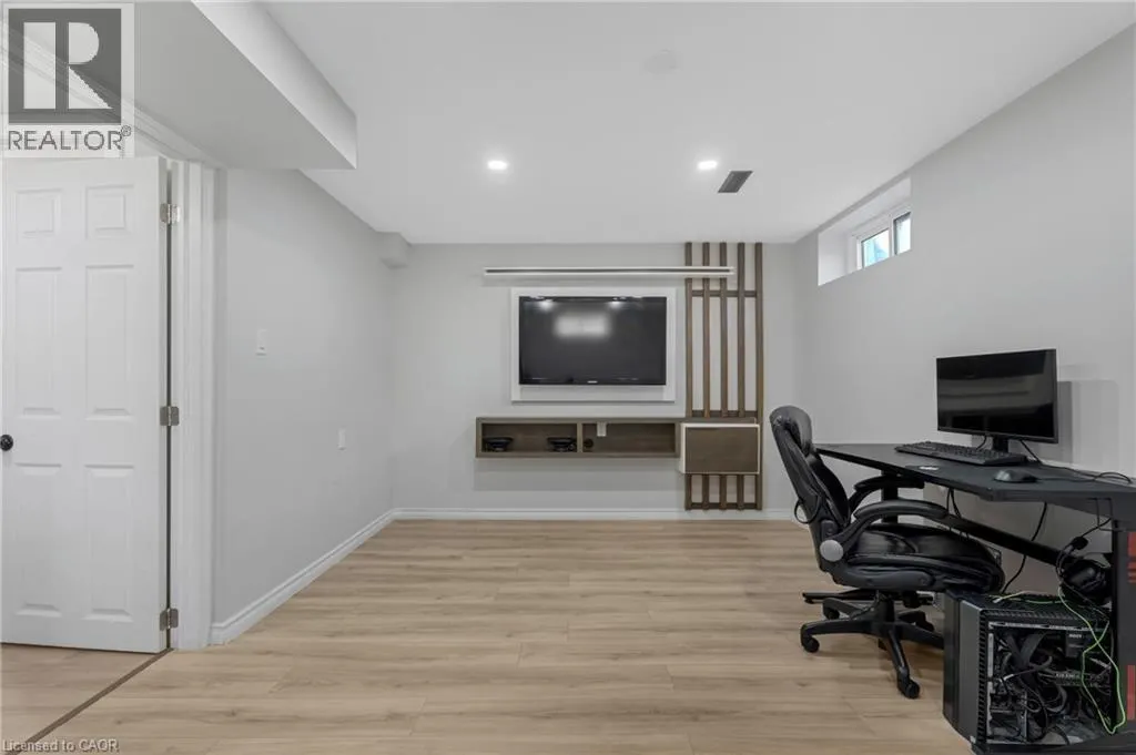 879 UPPER SHERMAN Avenue
