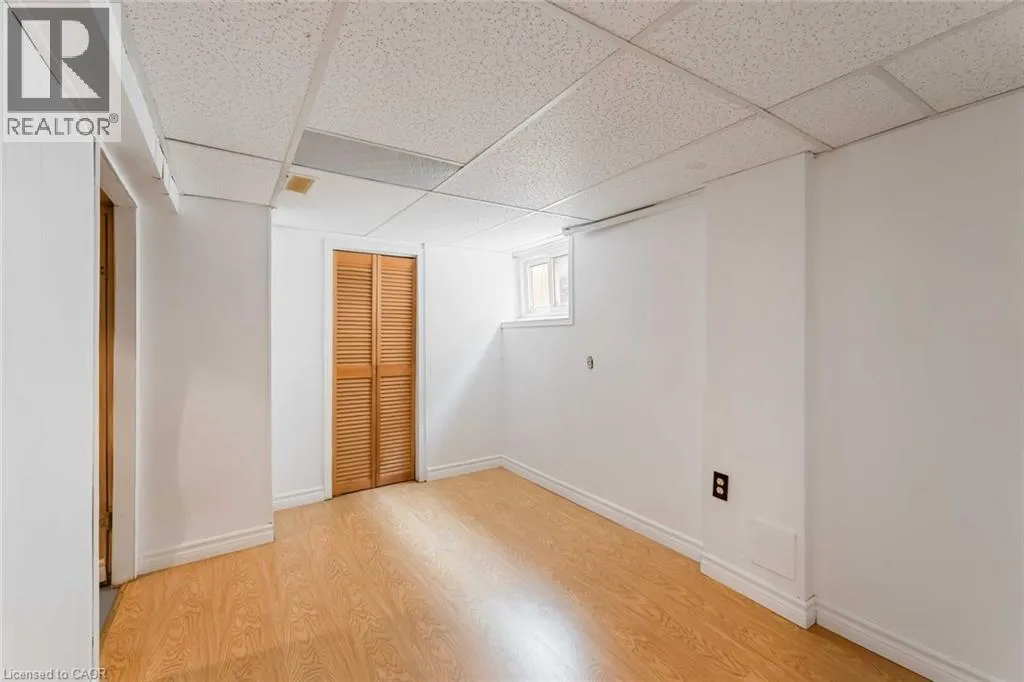 8 RUSSELL Avenue