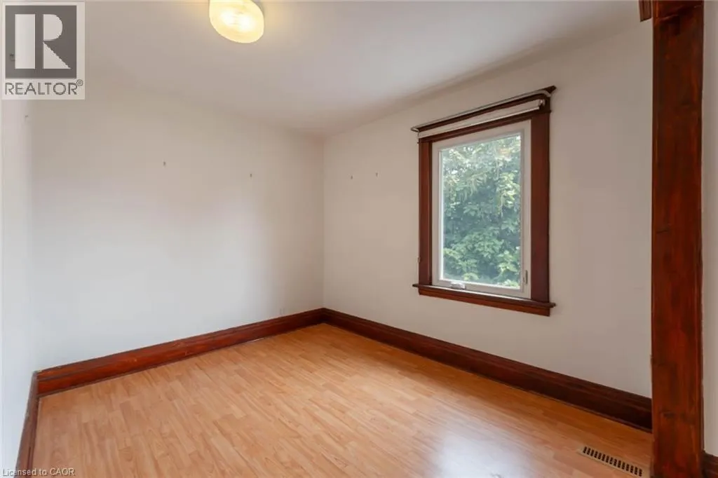8 RUSSELL Avenue