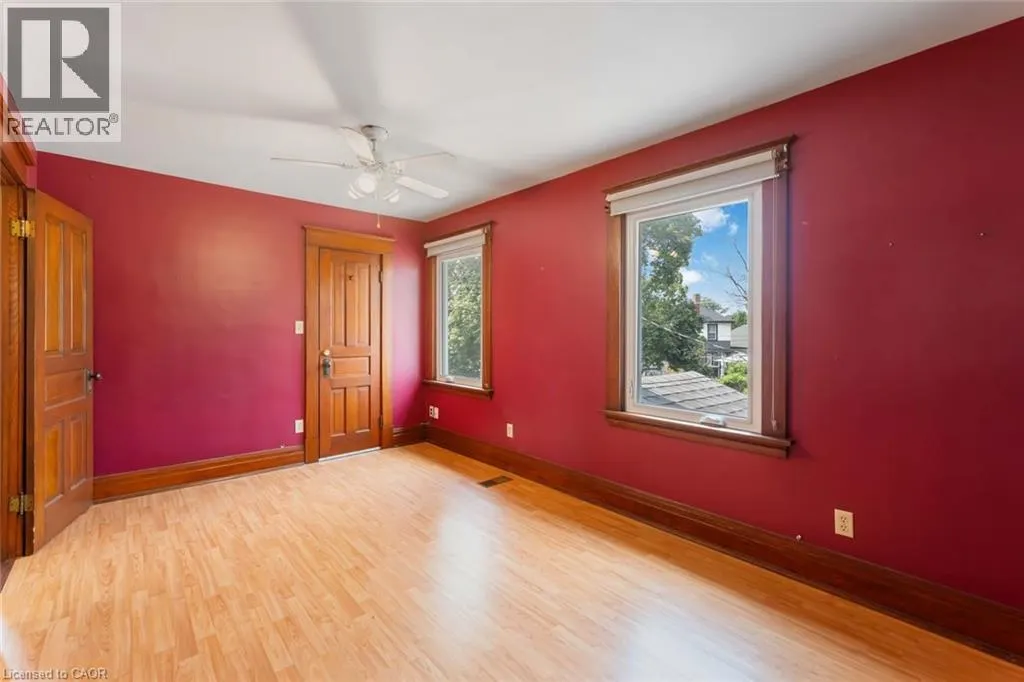 8 RUSSELL Avenue