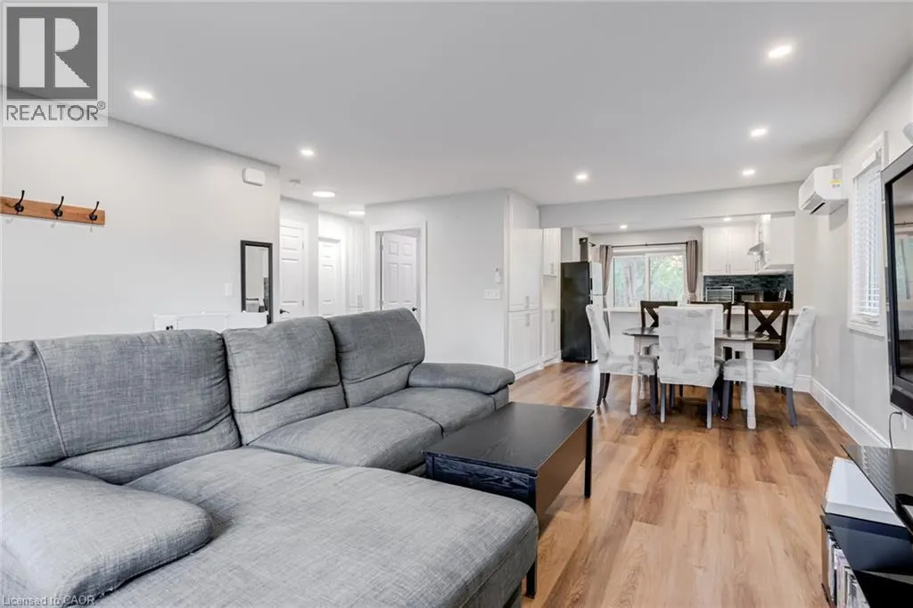 8 MOUNTSBERG Road